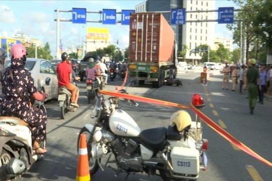 Va chạm xe đầu kéo, vợ chồng đi xe máy tử vong tại chỗ