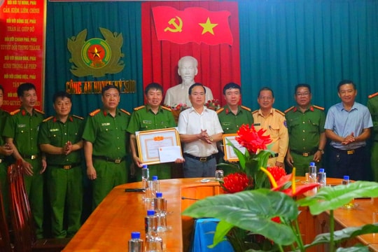 Trao thưởng đơn vị có thành tích xuất sắc trong đấu tranh phòng chống tội phạm mua bán người