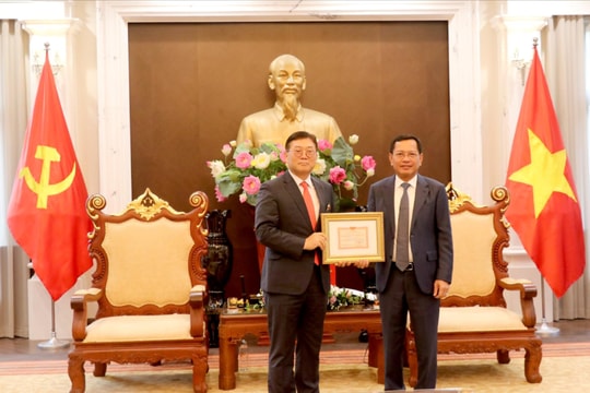 Trao tặng Kỷ niệm chương Vì sự nghiệp Tòa án cho Giám đốc Quốc gia Văn phòng KOICA tại Việt Nam