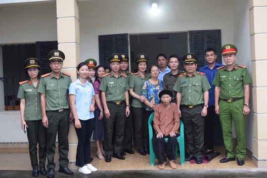 Thiếu tướng Đinh Văn Nơi thăm, tặng quà gia đình thương binh liệt sĩ