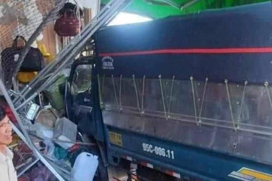 Xe tải tông vào nhà dân, nhiều người thương vong