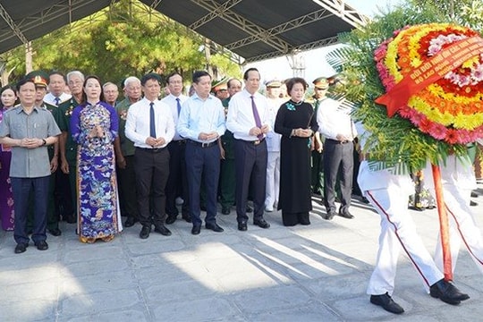 Đoàn đại biểu người có công tiêu biểu toàn quốc dâng hương tại Nghĩa trang liệt sỹ thành phố Huế