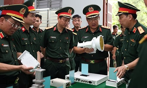 Thứ trưởng Bộ Quốc phòng thăm và kiểm tra tại Nhà máy Z755