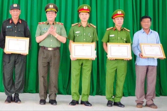 Khen thưởng đột xuất cá nhân, tập thể truy bắt 3 đối tượng truy nã đặc biệt nguy hiểm vụ tấn công ở Đắk Lắk