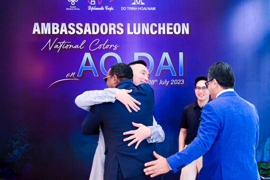 “National Colors on Ao dai” – Đại sứ Đặc mệnh Toàn quyền các nước catwalk cùng áo dài Việt