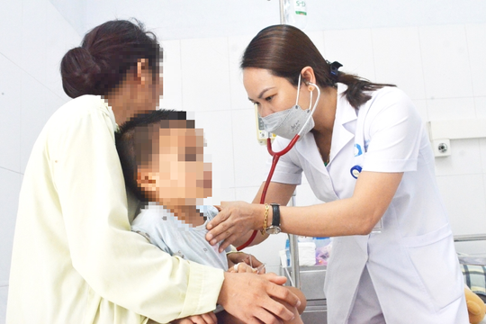 Bé 2 tuổi bỏng miệng do uống nhầm thuốc tẩy mụn ruồi