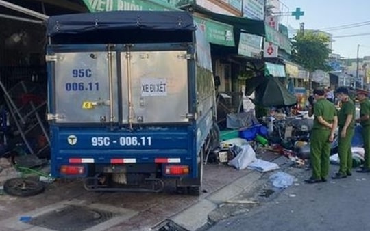 Quảng Ngãi: Xe tải mất lái tông thẳng vào nhà dân