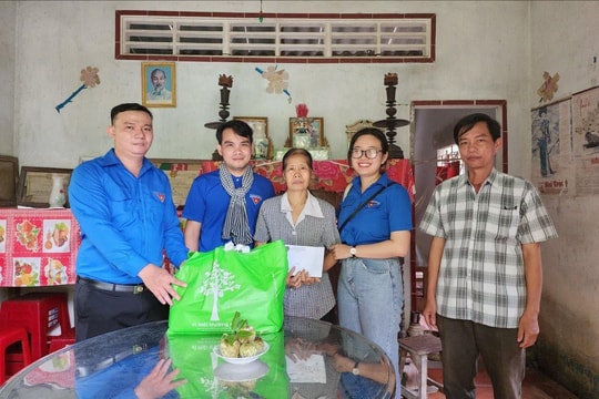 TAND cấp cao tại TP.HCM và TAND tỉnh Bến Tre tổ chức chương trình về nguồn