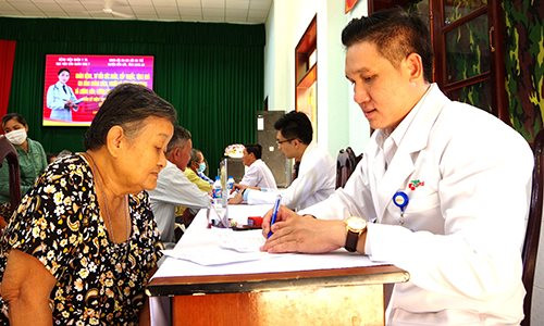Bệnh viện 7A khám bệnh, tặng quà cho các gia đình chính sách