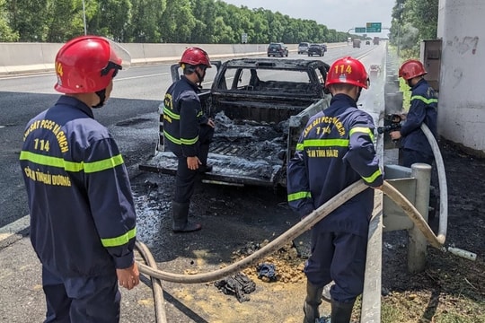 Xe ô tô bán tải cháy rụi trên cao tốc Hà Nội - Hải Phòng
