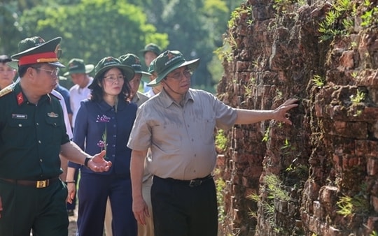 Thủ tướng dâng hương các anh hùng liệt sĩ và thăm hỏi người dân Quảng Trị