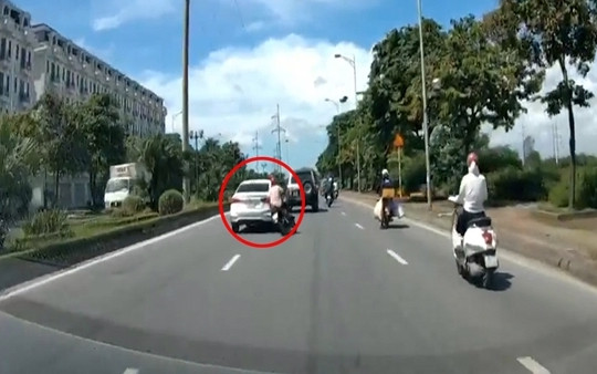 Hà Nội: Tài xế ô tô tạt đầu, hất ngã người đi xe máy