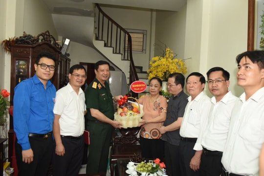 Phó Chánh án TANDTC, Chánh án TAQS Trung ương thăm và tặng quà thân nhân Liệt sỹ