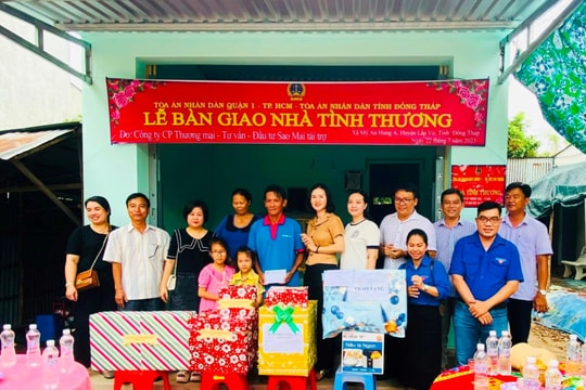 TAND Quận 1 trao nhà tình thương cho các hộ gia đình có hoàn cảnh khó khăn