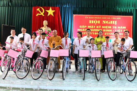 Dâng hương tưởng niệm các Liệt sĩ tại Nhà bia Núi Canh