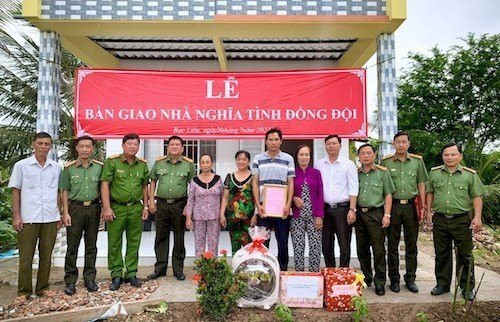 Ấm áp nghĩa tình đồng đội