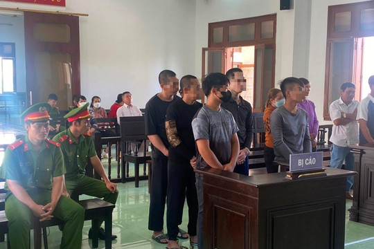 Dùng hung khí giải quyết mâu thuẫn, 5 đối tượng lĩnh án tù