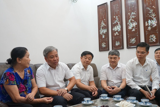 Phó Chánh án TANDTC Phạm Quốc Hưng thăm, tặng quà thân nhân Liệt sỹ