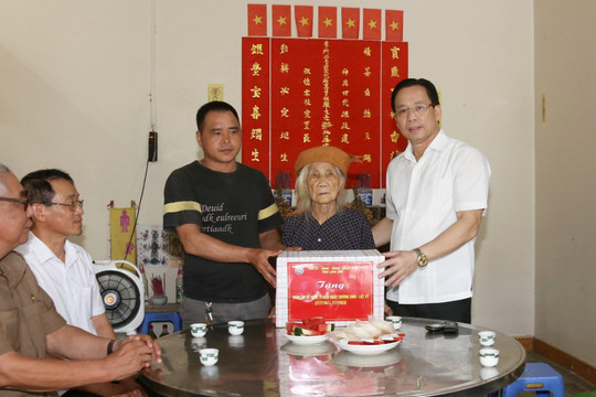 Lãnh đạo tỉnh Lạng Sơn thăm và tặng quà gia đình chính sách, người có công