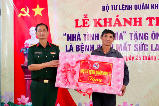 Bàn giao nhà tình nghĩa cho bệnh binh tại thành phố Lạng Sơn