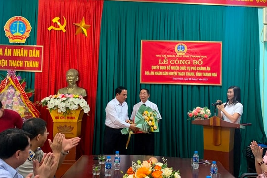 Trao Quyết định bổ nhiệm chức vụ Phó Chánh án TAND huyện Thạch Thành