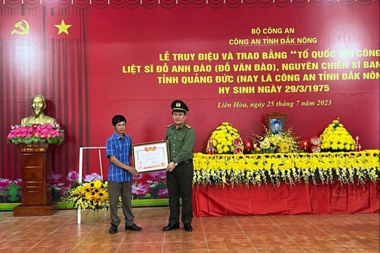 Tổ chức Lễ truy điệu và trao bằng Tổ quốc ghi công cho thân nhân gia đình Liệt sĩ Đỗ Anh Đào
