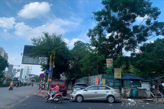 Hà Nội: Phố Hoàng Ngân nhếch nhác vì rác