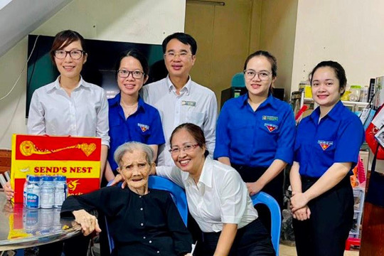 TAND TP Dĩ An thăm, tặng quà Mẹ Việt Nam Anh hùng