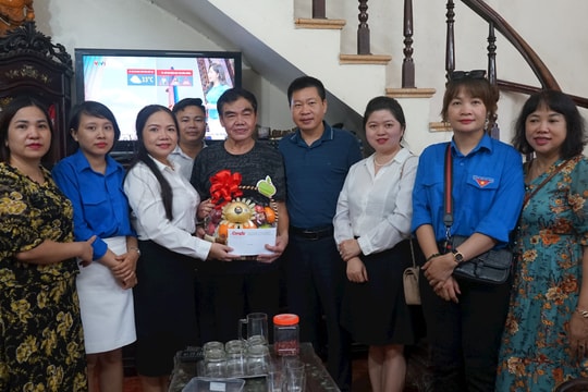 Báo Công lý thăm, tặng quà gia đình chính sách nhân ngày Thương binh - Liệt sỹ