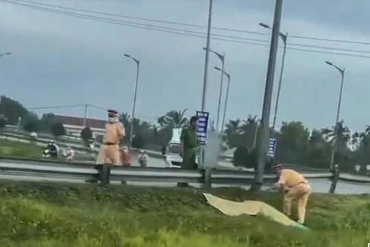 Người đàn ông tử vong trên đường dẫn cầu Cần Thơ