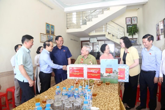 Phó Chủ tịch Quốc hội thăm, tặng quà gia đình chính sách tại Lạng Sơn