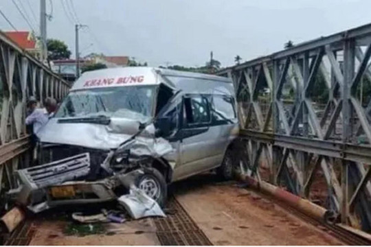 Xe khách đối đầu xe tải trên cầu tạm khiến giao thông ùn tắc