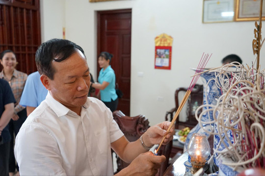 Đồng chí Nguyễn Trí Tuệ thăm, tặng quà thân nhân liệt sỹ