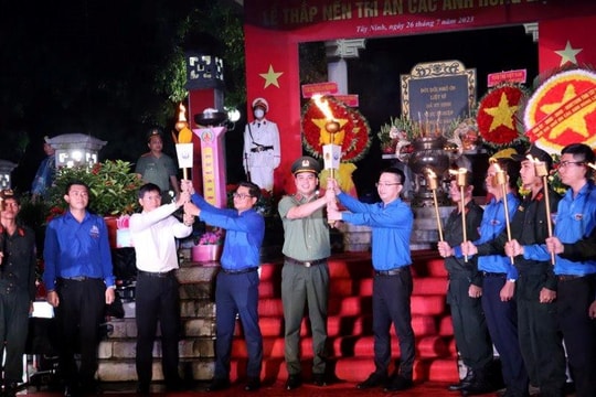Tây Ninh: Trang trọng Lễ thắp nến tri ân các Anh hùng liệt sĩ 