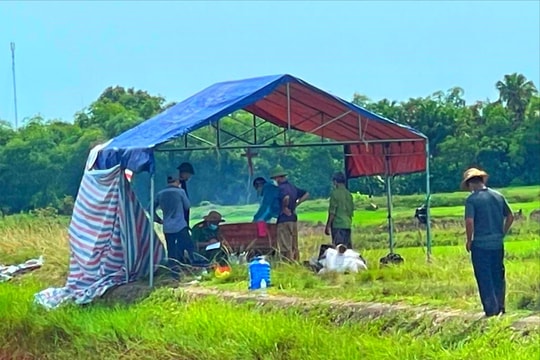 Phát hiện thi thể người đàn ông dưới kênh nước