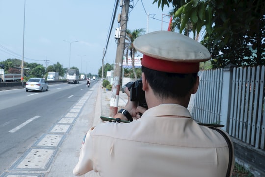 CSGT TP.HCM tuyên truyền kết hợp TTKS, xử lý vi phạm giao thông