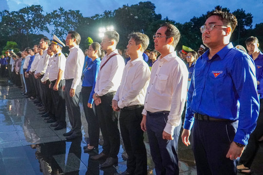 TP.HCM thắp nến tri ân các Anh hùng liệt sĩ