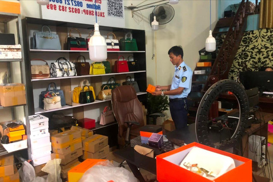 Bị phạt hơn 42 triệu đồng vì livestream 572 sản phẩm giả mạo của các nhãn hiệu nổi tiếng