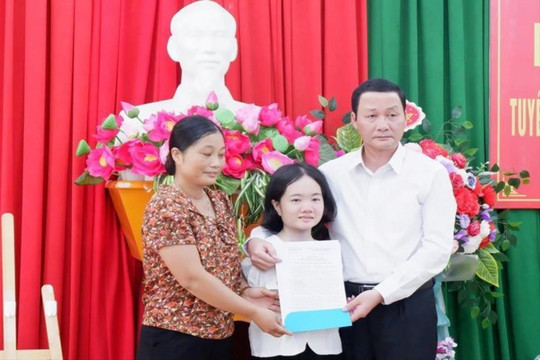 Trao quyết định tuyển dụng đặc cách cho cô giáo không tay