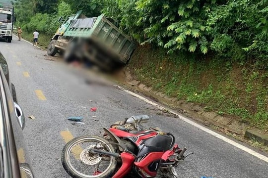 Va chạm với xe tải, nam thanh niên tử vong tại chỗ, tài xế rời khỏi hiện trường