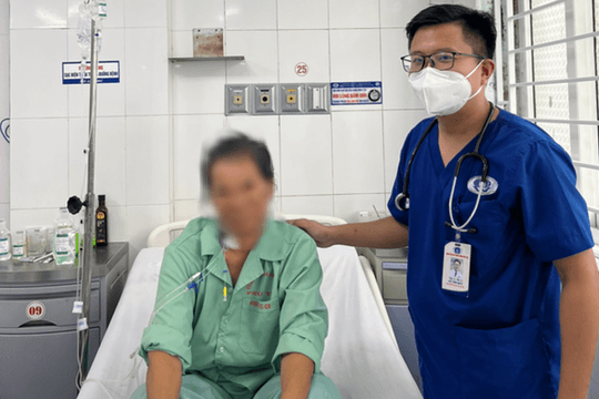 Ăn trứng cóc, hai bà cháu nguy kịch