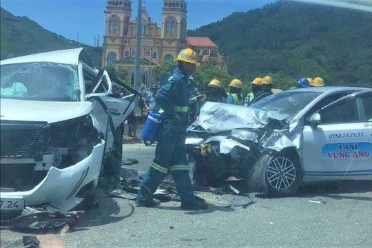Xe taxi va chạm 2 ô tô con ở Kỳ Anh, 5 người thương vong