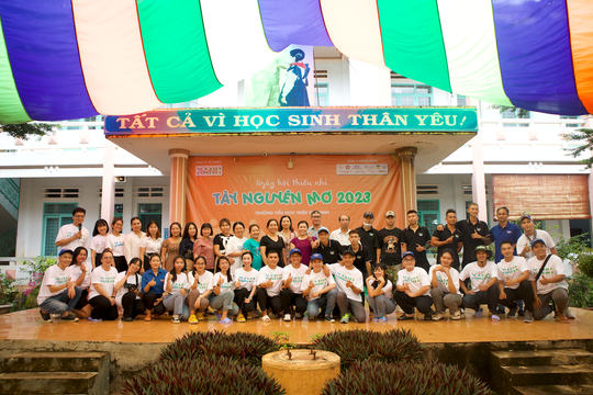 Nhóm Xanh Màu Tuổi Trẻ hỗ trợ trẻ em dân tộc thiểu số tại Đắk Lắk