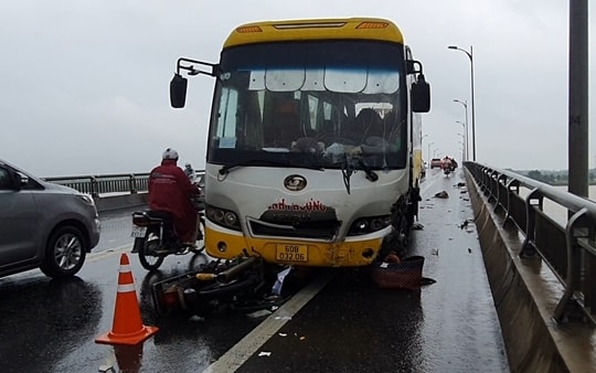 Tiền Giang: Xe khách mất lái trên cầu Rạch Miễu, tông người đi xe máy tử vong