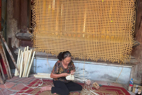 Gìn giữ và phát triển nghề thủ công truyền thống mây tre đan