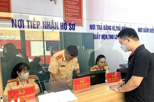 Từ ngày 15/8, khi bán xe phải giữ lại giấy đăng ký và biển số xe