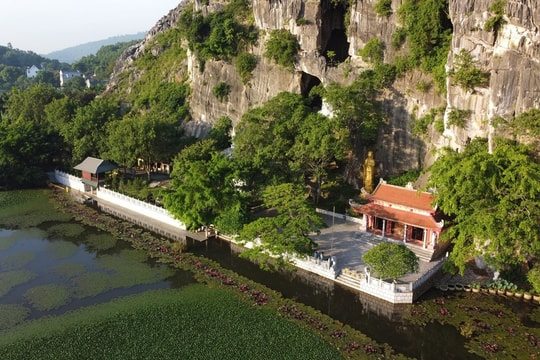 Ngôi chùa cổ bên bờ sông Mã - nơi cưu mang đàn khỉ hoang dã