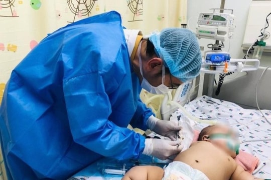 Điều trị thành công bé 5 tháng tuổi mắc sốt xuất huyết, cô đặc máu