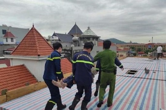 Kéo tời sắt lên công trình, 3 người bị điện giật thương vong