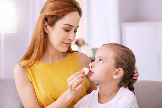 Khi trẻ bị chảy máu cam, cha mẹ cần xử trí như thế nào?